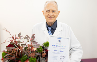 Stradiņa slimnīcā atzīmē profesora Romana Lāča 80 dzīves un profesionālās izcilības gadus